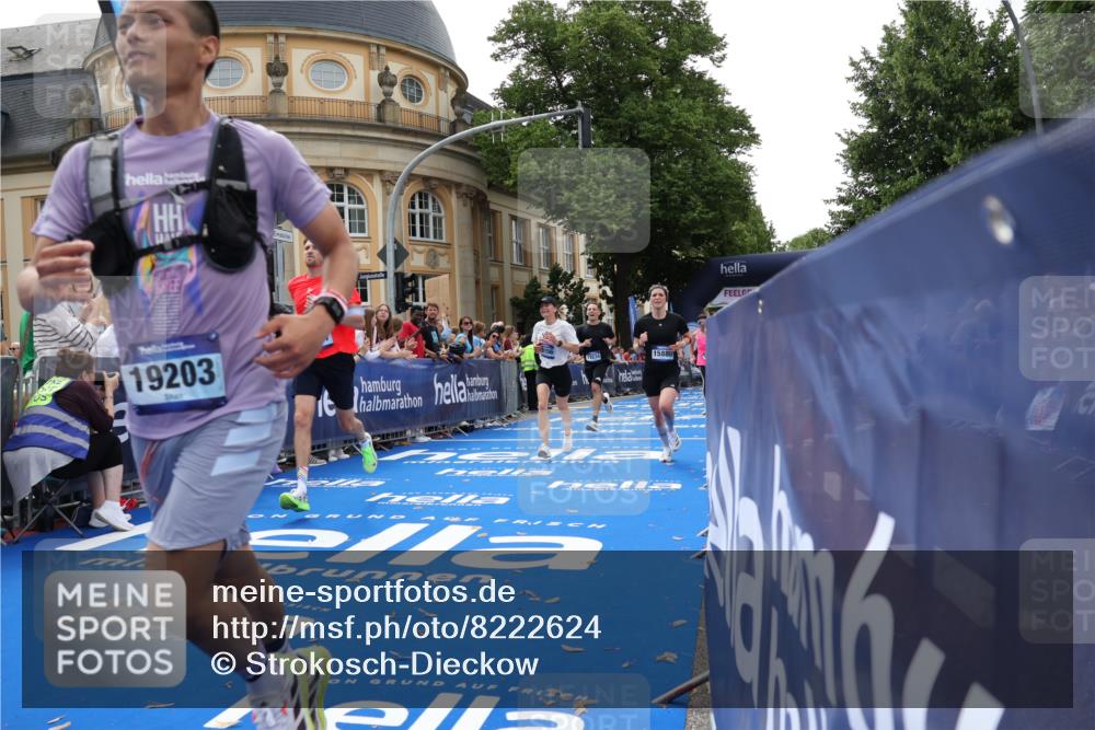 29.06.2025 - hella hamburg halbmarathon Strokosch-Dieckow http://msf.ph/oto/8222624 29.06.2025 10:29:27 Ziel 2021, 2075, 2180, 8784, 8975, 9137, 9571, 10156, 10790, 12234, 13838, 15880, 16118, 17197, 18737, 19203 meine-sportfotos.de