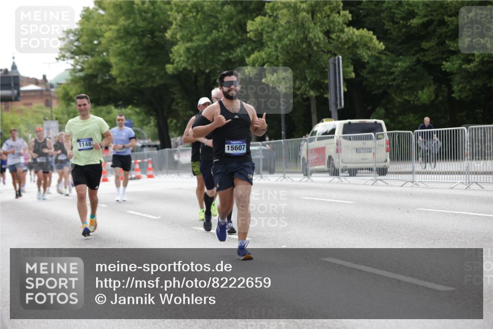29.06.2025 - hella hamburg halbmarathon Jannik Wohlers http://msf.ph/oto/8222659 29.06.2025 10:27:28 Lombardsbrücke 1148, 2080, 3389, 5177, 5847, 6632, 7497, 7978, 8085, 9567, 9688, 11692, 11739, 12780, 12823, 13043, 13860, 15607, 16569, 16804, 16838, 18301, 18626 meine-sportfotos.de