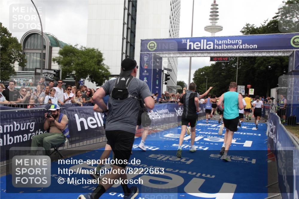 29.06.2025 - hella hamburg halbmarathon Michael Strokosch http://msf.ph/oto/8222663 29.06.2025 10:49:48 Ziel 2504, 2706, 3060, 3543, 5894, 5978, 6115, 6125, 7332, 9463, 9551, 9619, 9723, 9924, 11975, 13159, 14794, 16843, 16877, 17282, 17753, 18058, 18451, 18926 meine-sportfotos.de
