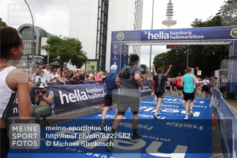 29.06.2025 - hella hamburg halbmarathon Michael Strokosch http://msf.ph/oto/8222682 29.06.2025 10:49:48 Ziel 2504, 2706, 3060, 3543, 5894, 5978, 6115, 6125, 7332, 9463, 9551, 9619, 9723, 9924, 11975, 13159, 14794, 16843, 16877, 17282, 17753, 18058, 18451, 18926 meine-sportfotos.de