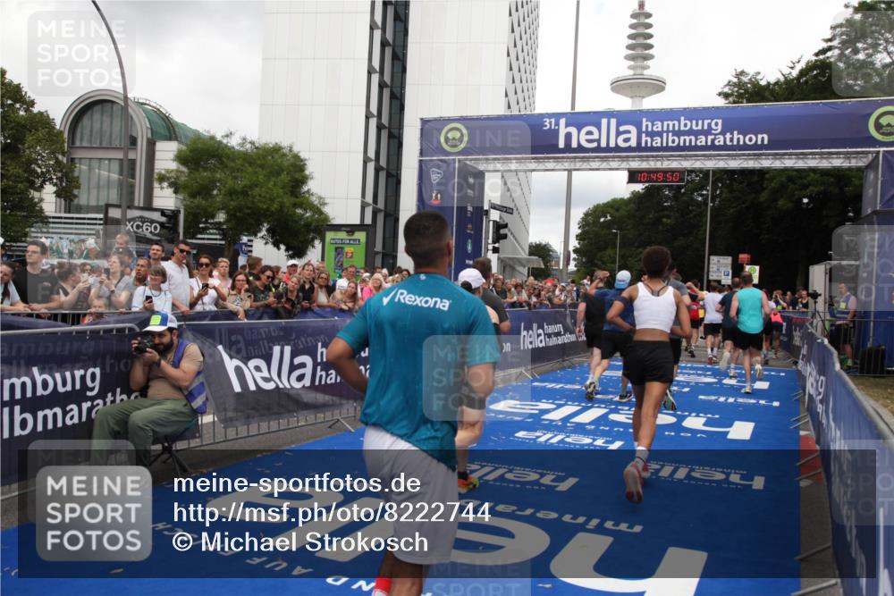 29.06.2025 - hella hamburg halbmarathon Michael Strokosch http://msf.ph/oto/8222744 29.06.2025 10:49:49 Ziel 2706, 3060, 3543, 5894, 6115, 6125, 7332, 9551, 9619, 9723, 9924, 11975, 13159, 14794, 16843, 16877, 17282, 17753, 18058, 18451, 18926 meine-sportfotos.de