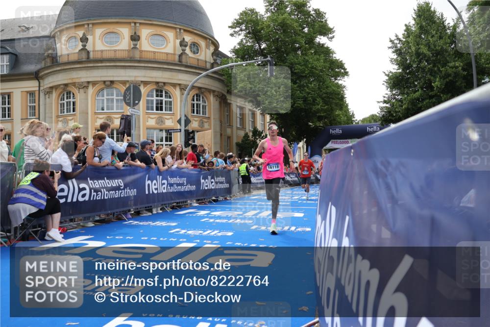 29.06.2025 - hella hamburg halbmarathon Strokosch-Dieckow http://msf.ph/oto/8222764 29.06.2025 10:29:30 Ziel 2021, 2180, 6781, 8784, 9137, 10156, 10790, 12234, 15880, 16118, 17197, 18422, 18699, 18737, 19203, 19204 meine-sportfotos.de
