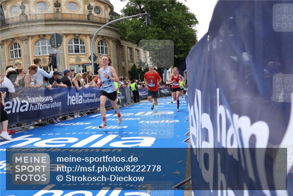 29.06.2025 - hella hamburg halbmarathon Strokosch-Dieckow http://msf.ph/oto/8222778 29.06.2025 10:29:31 Ziel 2021, 2180, 6781, 7186, 8784, 9137, 10156, 10790, 12234, 15880, 16118, 17197, 18422, 18699, 18737, 19204 meine-sportfotos.de