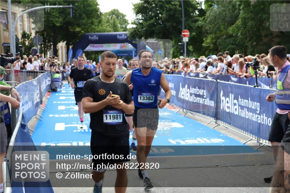 29.06.2025 - hella hamburg halbmarathon Zöllner http://msf.ph/oto/8222820 29.06.2025 11:27:12 Ziel 1444, 2699, 2751, 4824, 4826, 4877, 5178, 6249, 6270, 7446, 7447, 9152, 9966, 10240, 11247, 13090, 13382, 14801, 14894, 15024, 15471, 15725, 16182, 16331, 16821, 18851 meine-sportfotos.de