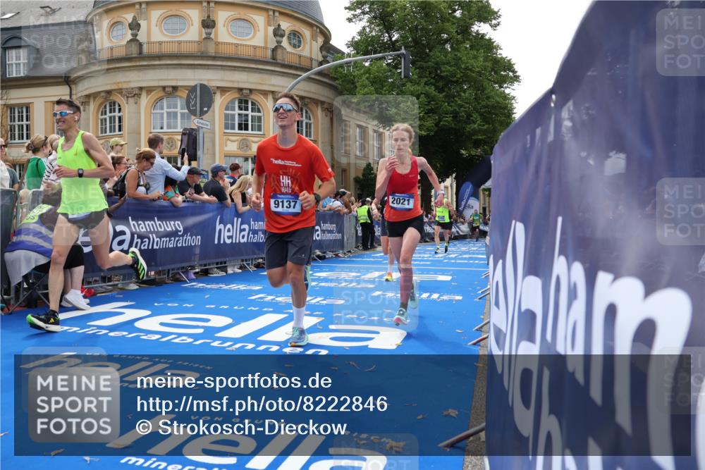 29.06.2025 - hella hamburg halbmarathon Strokosch-Dieckow http://msf.ph/oto/8222846 29.06.2025 10:29:32 Ziel 2021, 2180, 6781, 7186, 8784, 9137, 10156, 10790, 12234, 16118, 16818, 17197, 18422, 18699, 19204 meine-sportfotos.de