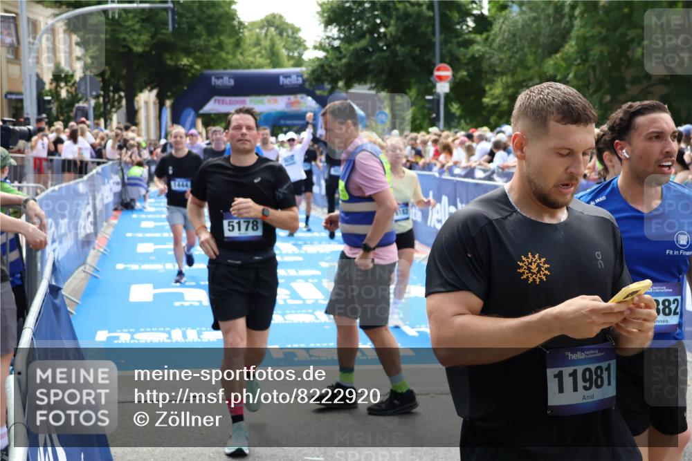 29.06.2025 - hella hamburg halbmarathon Zöllner http://msf.ph/oto/8222920 29.06.2025 11:27:14 Ziel 1444, 2699, 2751, 3781, 4824, 4826, 4877, 5178, 6249, 7446, 7447, 9152, 9966, 10240, 11247, 11603, 11610, 13090, 14801, 14894, 15024, 15471, 15725, 16182, 16331, 16821, 18851, 19012 meine-sportfotos.de