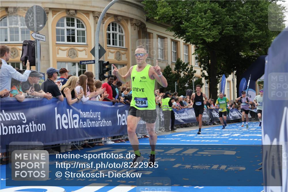 29.06.2025 - hella hamburg halbmarathon Strokosch-Dieckow http://msf.ph/oto/8222935 29.06.2025 10:29:35 Ziel 2021, 2180, 6781, 7186, 8784, 9137, 10790, 16818, 17197, 18422, 18699, 19204 meine-sportfotos.de