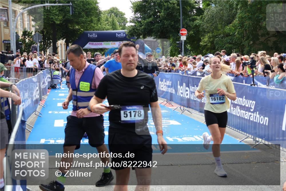 29.06.2025 - hella hamburg halbmarathon Zöllner http://msf.ph/oto/8222942 29.06.2025 11:27:15 Ziel 1444, 2699, 2751, 3781, 4824, 4826, 5584, 6249, 7446, 7447, 9152, 9966, 10240, 11247, 11603, 11610, 13090, 14496, 14801, 14894, 15024, 15471, 15725, 16182, 16331, 16821, 16999, 18851, 19012 meine-sportfotos.de