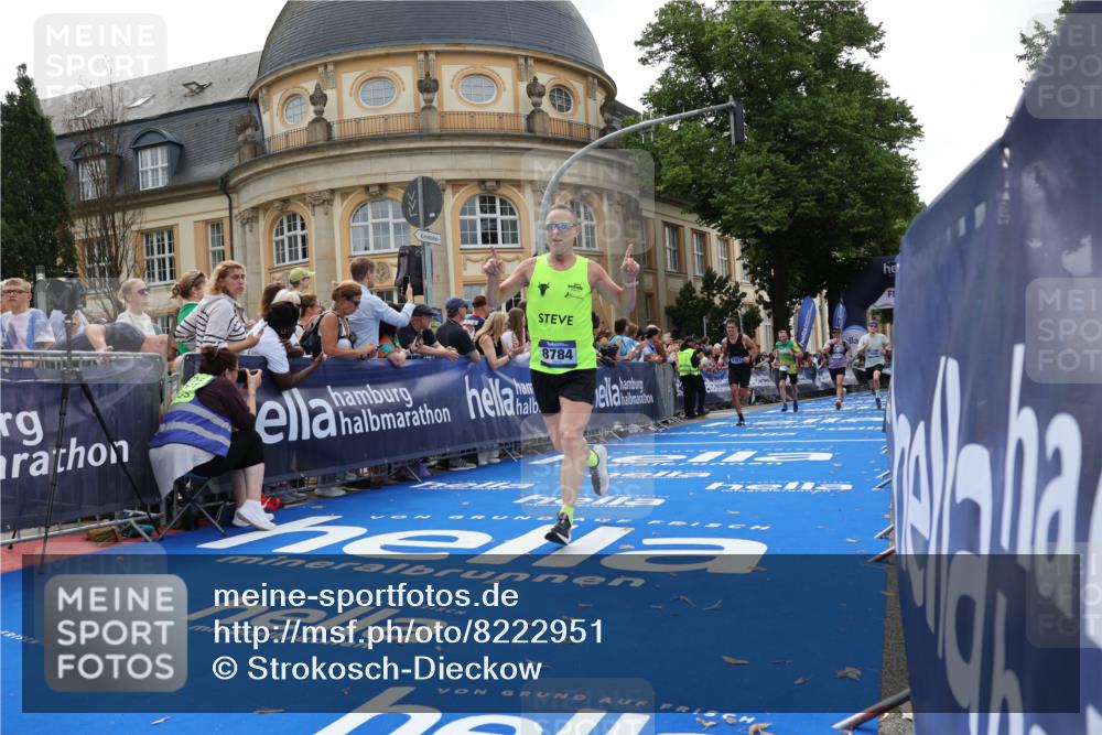 29.06.2025 - hella hamburg halbmarathon Strokosch-Dieckow http://msf.ph/oto/8222951 29.06.2025 10:29:35 Ziel 2021, 2180, 6781, 7186, 8784, 9137, 10790, 16818, 17197, 18422, 18699, 19204 meine-sportfotos.de