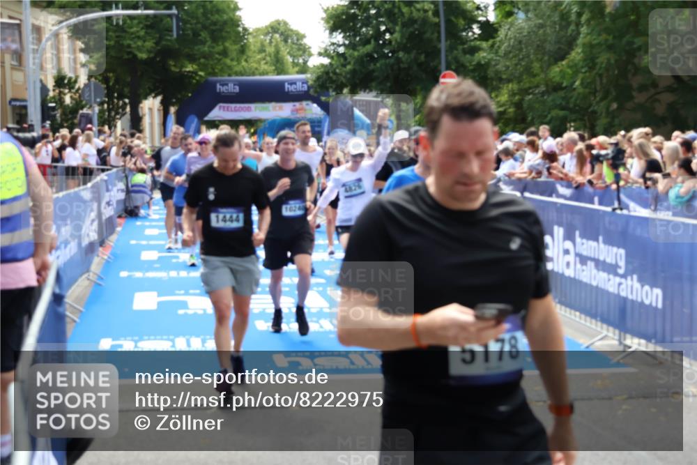 29.06.2025 - hella hamburg halbmarathon Zöllner http://msf.ph/oto/8222975 29.06.2025 11:27:16 Ziel 1444, 2699, 2751, 3781, 4824, 4826, 5584, 6249, 7446, 7447, 9152, 9966, 10240, 11247, 11603, 11610, 13090, 14496, 14801, 14894, 15024, 15471, 15725, 16240, 16331, 16821, 16999, 18851, 18943, 19012 meine-sportfotos.de