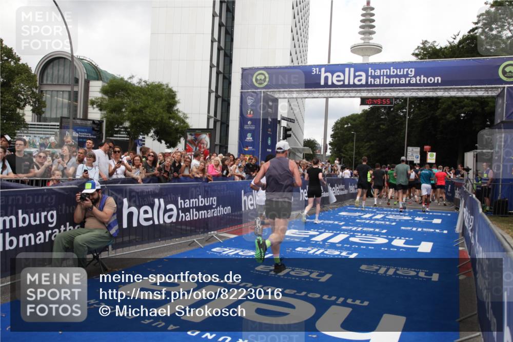 29.06.2025 - hella hamburg halbmarathon Michael Strokosch http://msf.ph/oto/8223016 29.06.2025 10:49:54 Ziel 4017, 5460, 6125, 8455, 9126, 9200, 9551, 9597, 9723, 9924, 11975, 13159, 13463, 14794, 16800, 17753, 19109, 19122 meine-sportfotos.de