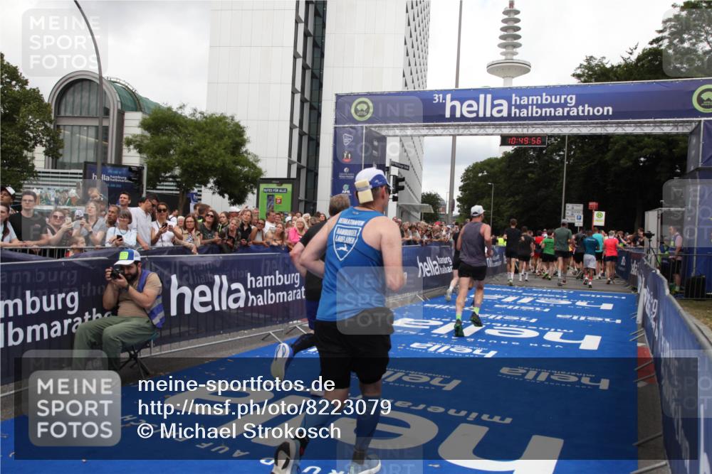 29.06.2025 - hella hamburg halbmarathon Michael Strokosch http://msf.ph/oto/8223079 29.06.2025 10:49:55 Ziel 2540, 4017, 5460, 6125, 8455, 9126, 9200, 9491, 9597, 9924, 11975, 12527, 13463, 16800, 16887, 17753, 19109, 19122 meine-sportfotos.de