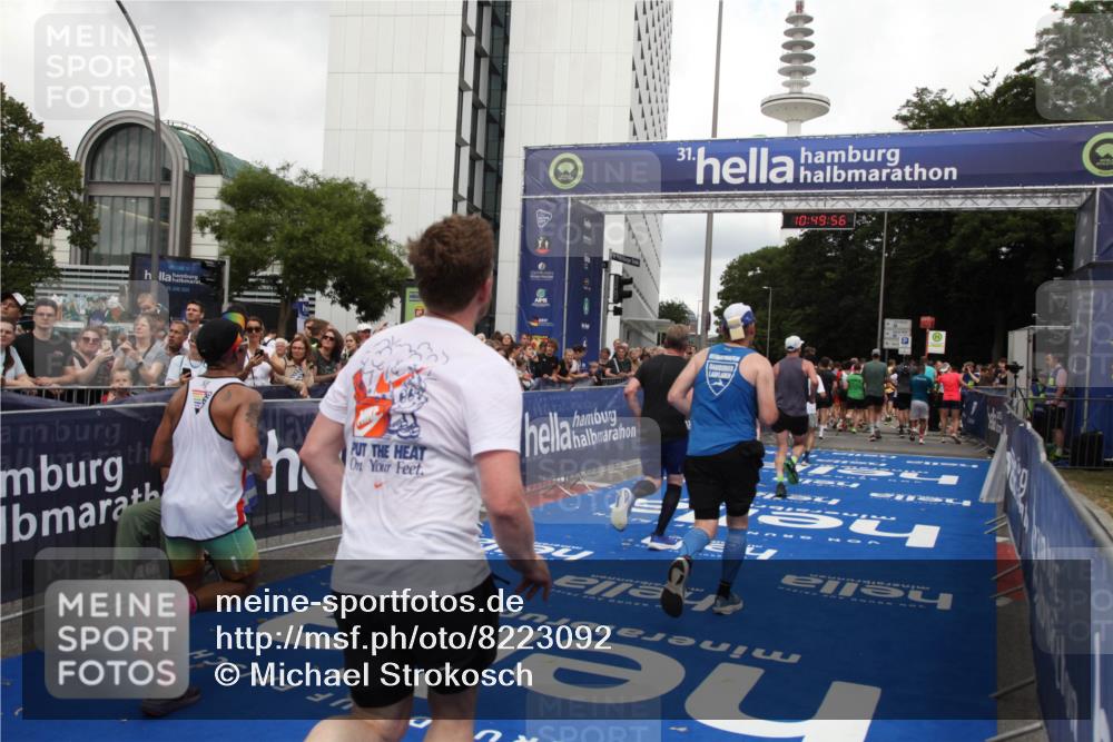 29.06.2025 - hella hamburg halbmarathon Michael Strokosch http://msf.ph/oto/8223092 29.06.2025 10:49:55 Ziel 2540, 4017, 5460, 6125, 8455, 9126, 9200, 9491, 9597, 9924, 11975, 12527, 13463, 16800, 16887, 17753, 19109, 19122 meine-sportfotos.de