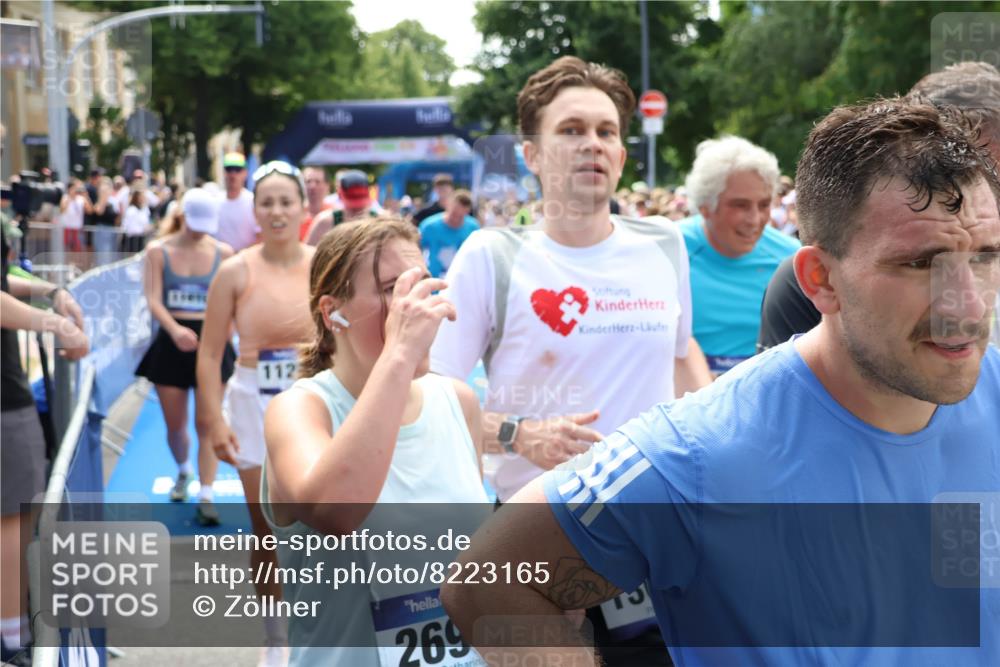 29.06.2025 - hella hamburg halbmarathon Zöllner http://msf.ph/oto/8223165 29.06.2025 11:27:22 Ziel 3781, 4350, 5584, 9062, 10039, 11603, 11610, 14496, 14810, 16240, 16999, 17034, 17853, 18943, 19012 meine-sportfotos.de