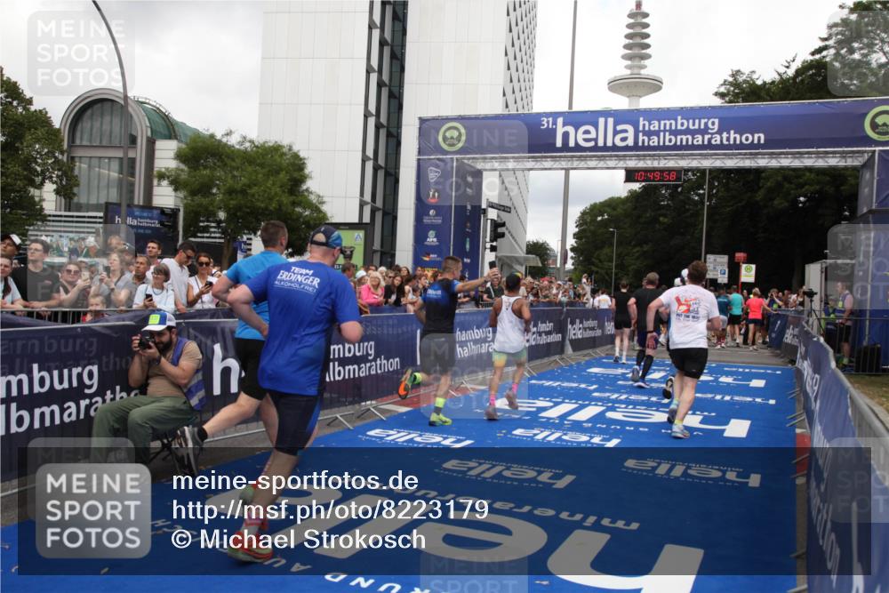 29.06.2025 - hella hamburg halbmarathon Michael Strokosch http://msf.ph/oto/8223179 29.06.2025 10:49:57 Ziel 2540, 4017, 5460, 8454, 8455, 9126, 9200, 9491, 9597, 11975, 12527, 12733, 13463, 16716, 16732, 16800, 16887, 19109, 19122 meine-sportfotos.de