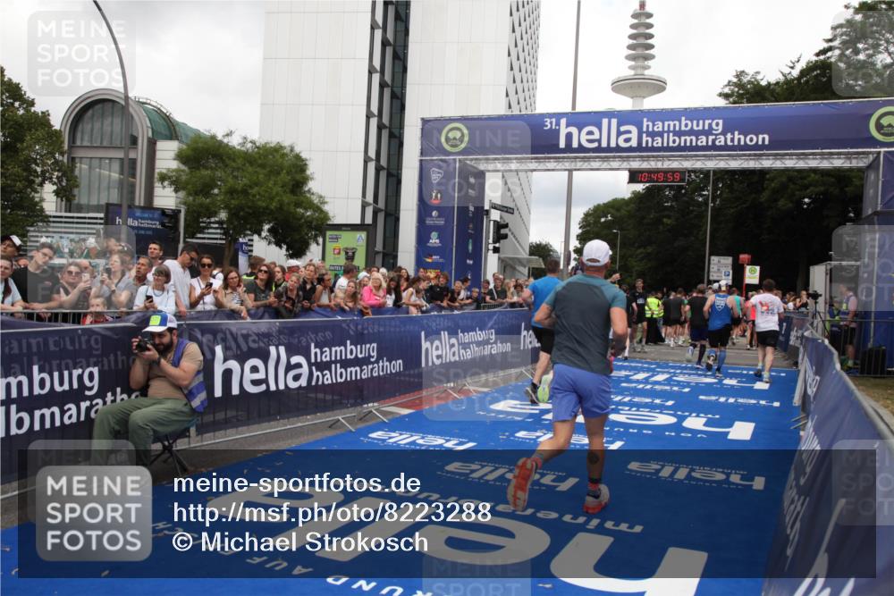 29.06.2025 - hella hamburg halbmarathon Michael Strokosch http://msf.ph/oto/8223288 29.06.2025 10:49:58 Ziel 2540, 4017, 5460, 8454, 8455, 9126, 9200, 9491, 9597, 12527, 12733, 13463, 16716, 16732, 16800, 16887, 19109, 19122 meine-sportfotos.de