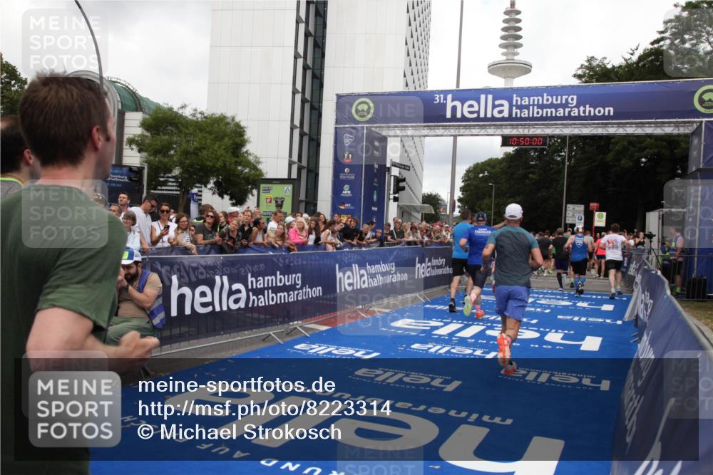 29.06.2025 - hella hamburg halbmarathon Michael Strokosch http://msf.ph/oto/8223314 29.06.2025 10:49:58 Ziel 2540, 4017, 5460, 8454, 8455, 9126, 9200, 9491, 9597, 12527, 12733, 13463, 16716, 16732, 16800, 16887, 19109, 19122 meine-sportfotos.de