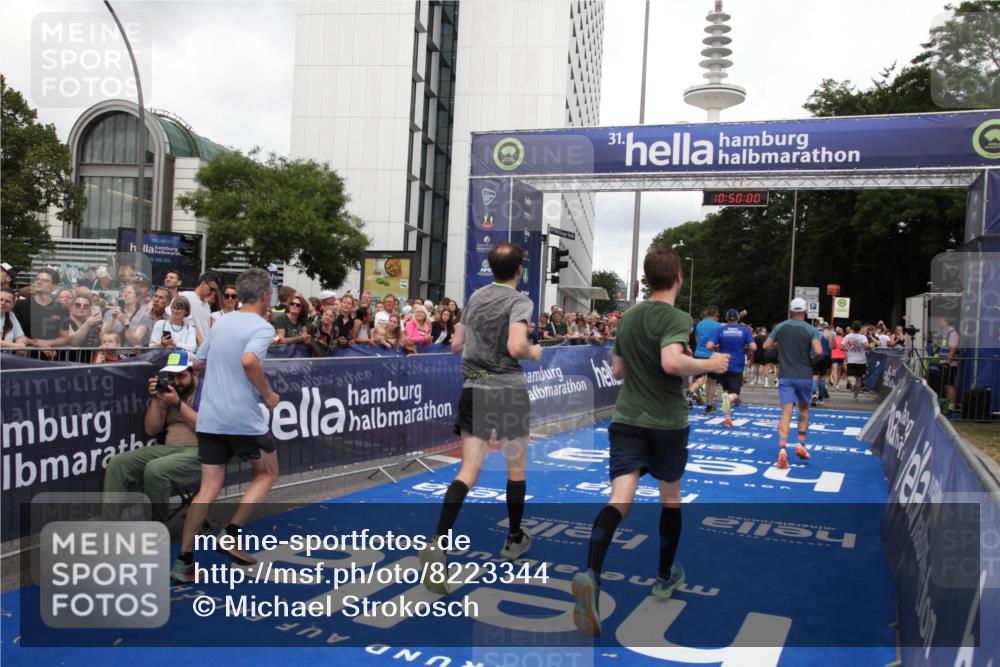 29.06.2025 - hella hamburg halbmarathon Michael Strokosch http://msf.ph/oto/8223344 29.06.2025 10:49:59 Ziel 2540, 3692, 3852, 4017, 5460, 8454, 8455, 9126, 9200, 9491, 9597, 12527, 12733, 13463, 16716, 16732, 16800, 16887, 19109, 19122 meine-sportfotos.de