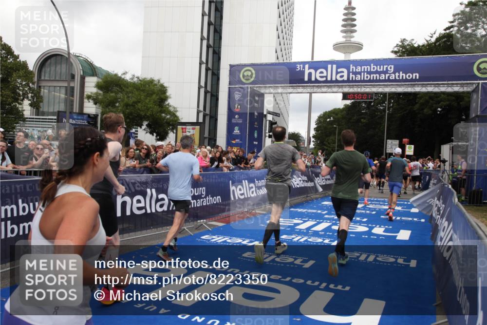 29.06.2025 - hella hamburg halbmarathon Michael Strokosch http://msf.ph/oto/8223350 29.06.2025 10:49:59 Ziel 2540, 3692, 3852, 4017, 5460, 8454, 8455, 9126, 9200, 9491, 9597, 12527, 12733, 13463, 16716, 16732, 16800, 16887, 19109, 19122 meine-sportfotos.de