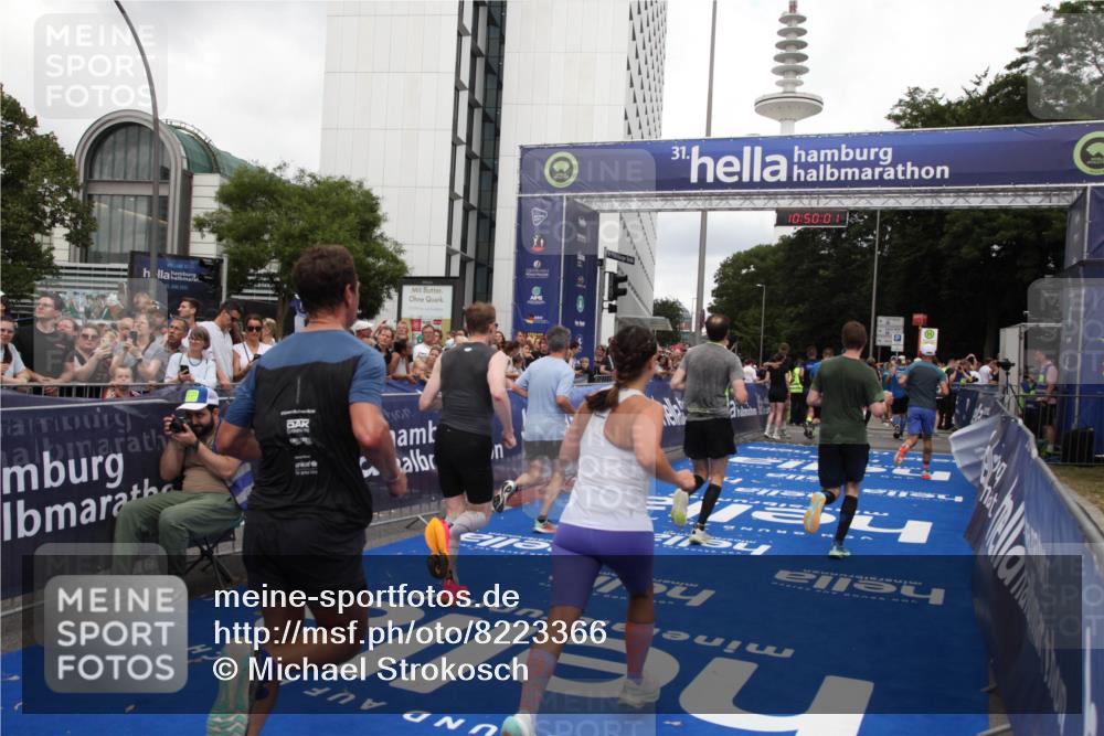 29.06.2025 - hella hamburg halbmarathon Michael Strokosch http://msf.ph/oto/8223366 29.06.2025 10:50:00 Ziel 2540, 3692, 3852, 4017, 5460, 7100, 8454, 8455, 9126, 9213, 9491, 9597, 12271, 12527, 12733, 13463, 16716, 16732, 16887, 19109, 19112, 19122 meine-sportfotos.de
