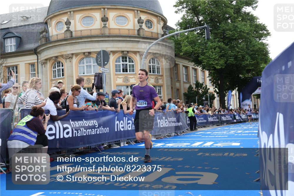 29.06.2025 - hella hamburg halbmarathon Strokosch-Dieckow http://msf.ph/oto/8223375 29.06.2025 10:29:47 Ziel 13374, 19202 meine-sportfotos.de