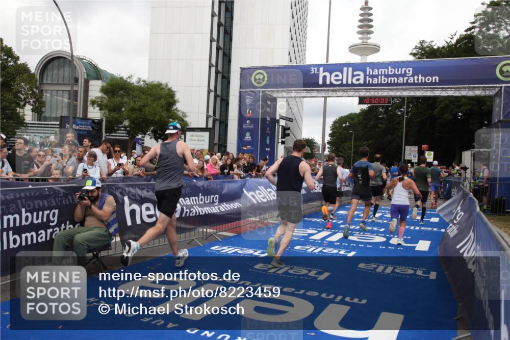 29.06.2025 - hella hamburg halbmarathon Michael Strokosch http://msf.ph/oto/8223459 29.06.2025 10:50:01 Ziel 2540, 3692, 3852, 7100, 7657, 8454, 8455, 9213, 9491, 9597, 12271, 12527, 12733, 13225, 13758, 16716, 16732, 16887, 19109, 19112 meine-sportfotos.de