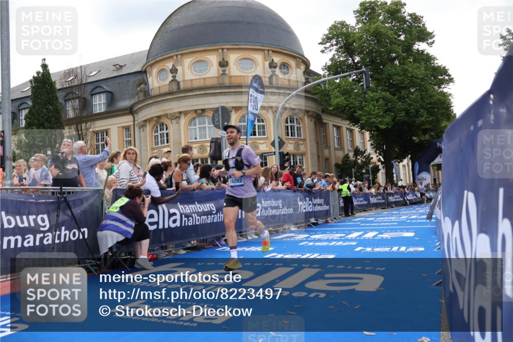 29.06.2025 - hella hamburg halbmarathon Strokosch-Dieckow http://msf.ph/oto/8223497 29.06.2025 10:29:53 Ziel 5308, 15672, 19202 meine-sportfotos.de
