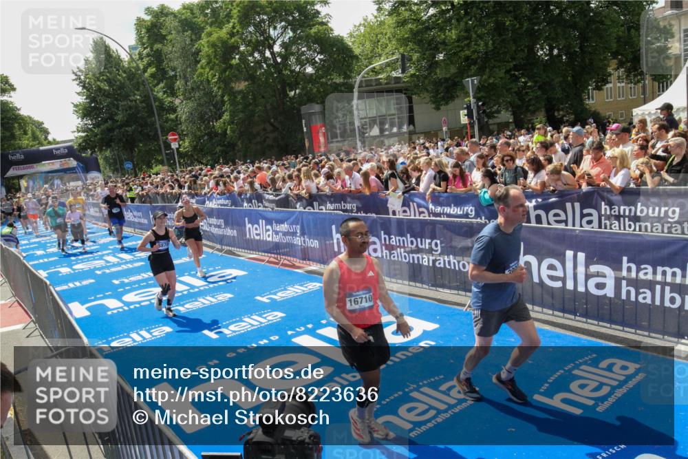 29.06.2025 - hella hamburg halbmarathon Michael Strokosch http://msf.ph/oto/8223636 29.06.2025 11:42:03 Ziel 1596, 1774, 3990, 5180, 7040, 7382, 7517, 8878, 9699, 10996, 11183, 11331, 11444, 11972, 15226, 16710, 17037 meine-sportfotos.de