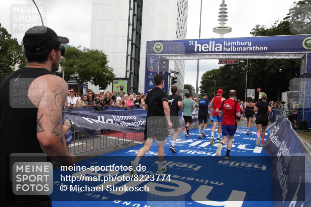 29.06.2025 - hella hamburg halbmarathon Michael Strokosch http://msf.ph/oto/8223774 29.06.2025 10:50:06 Ziel 1216, 1321, 2020, 3692, 3852, 7100, 7657, 9031, 9213, 9303, 9965, 12271, 13225, 13758, 16403, 16716, 18884, 19112 meine-sportfotos.de