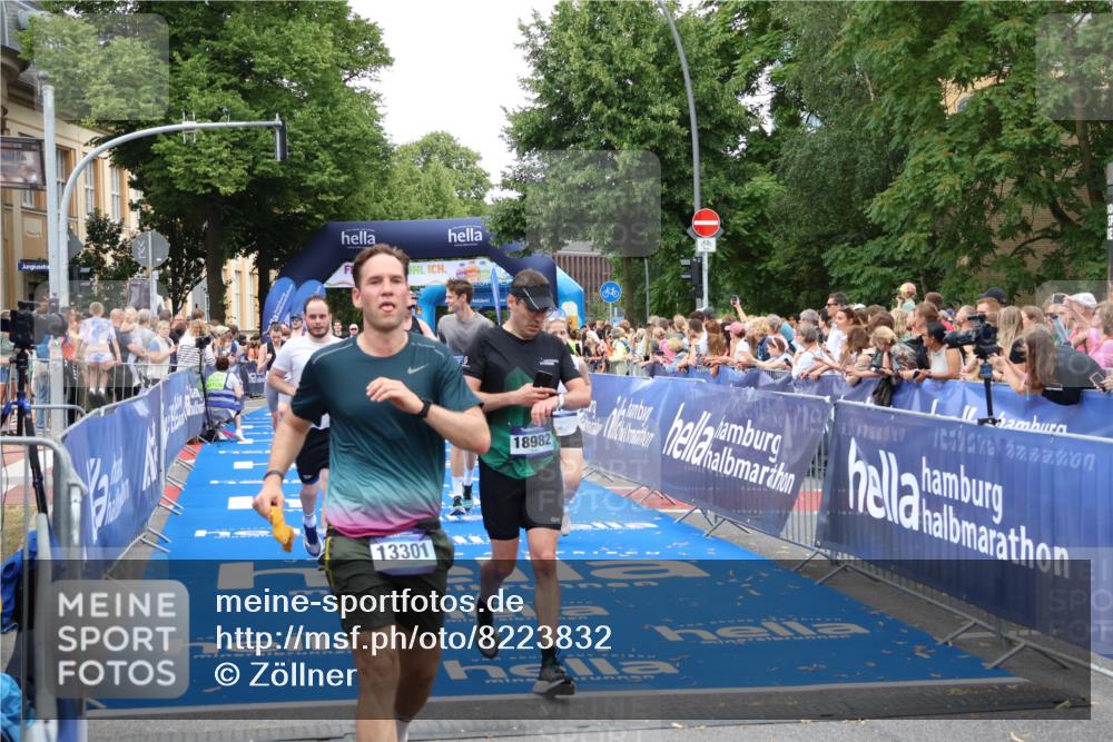 29.06.2025 - hella hamburg halbmarathon Zöllner http://msf.ph/oto/8223832 29.06.2025 10:52:41 Ziel 2346, 2670, 3952, 5116, 6561, 6562, 7475, 9739, 9869, 10115, 11459, 11689, 12450, 13051, 13301, 14122, 15001, 18982 meine-sportfotos.de