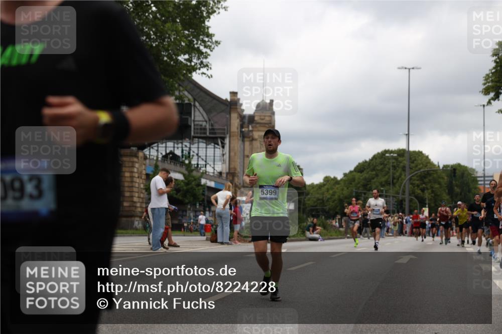 29.06.2025 - hella hamburg halbmarathon Yannick Fuchs http://msf.ph/oto/8224228 29.06.2025 10:46:24 20KM 2287, 2595, 3715, 4557, 4558, 4837, 5032, 5093, 5116, 5378, 5399, 5482, 6164, 6390, 6561, 6562, 7130, 7312, 7475, 7732, 7896, 8139, 8172, 8316, 8661, 8720, 8977, 9093, 9145, 9876, 10115, 11459, 12135, 13301, 13327, 14300, 14791, 15001, 15144, 15275, 15427, 15446, 15506, 15690, 16320, 16357, 17773, 18801 meine-sportfotos.de