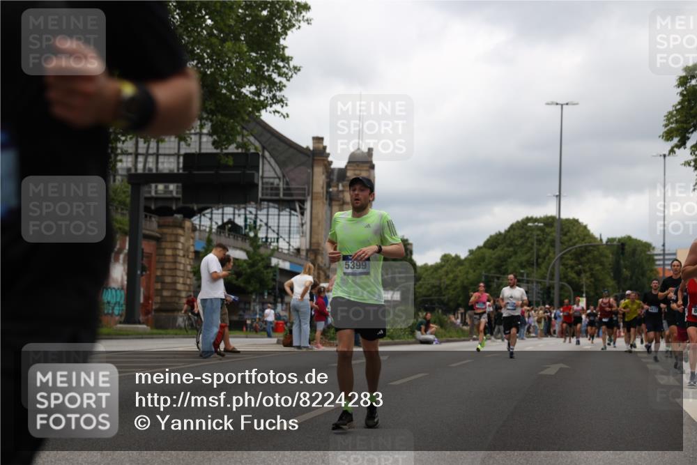 29.06.2025 - hella hamburg halbmarathon Yannick Fuchs http://msf.ph/oto/8224283 29.06.2025 10:46:24 20KM 2287, 2595, 3715, 4557, 4558, 4837, 5032, 5093, 5116, 5378, 5399, 5482, 6164, 6390, 6561, 6562, 7130, 7312, 7475, 7732, 7896, 8139, 8172, 8316, 8661, 8720, 8977, 9093, 9145, 9876, 10115, 11459, 12135, 13301, 13327, 14300, 14791, 15001, 15144, 15275, 15427, 15446, 15506, 15690, 16320, 16357, 17773, 18801 meine-sportfotos.de