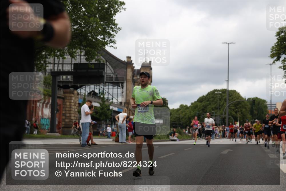 29.06.2025 - hella hamburg halbmarathon Yannick Fuchs http://msf.ph/oto/8224324 29.06.2025 10:46:24 20KM 2287, 2595, 3715, 4557, 4558, 4837, 5032, 5093, 5116, 5378, 5399, 5482, 6164, 6390, 6561, 6562, 7130, 7312, 7475, 7732, 7896, 8139, 8172, 8316, 8661, 8720, 8977, 9093, 9145, 9876, 10115, 11459, 12135, 13301, 13327, 14300, 14791, 15001, 15144, 15275, 15427, 15446, 15506, 15690, 16320, 16357, 17773, 18801 meine-sportfotos.de