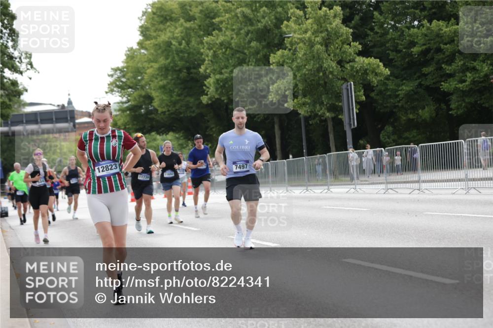 29.06.2025 - hella hamburg halbmarathon Jannik Wohlers http://msf.ph/oto/8224341 29.06.2025 10:27:33 Lombardsbrücke 1148, 5177, 5847, 6632, 7497, 8215, 9567, 9688, 11692, 11739, 12780, 12823, 12842, 13568, 13678, 13860, 14155, 15607, 15608, 16569, 16804, 18626 meine-sportfotos.de