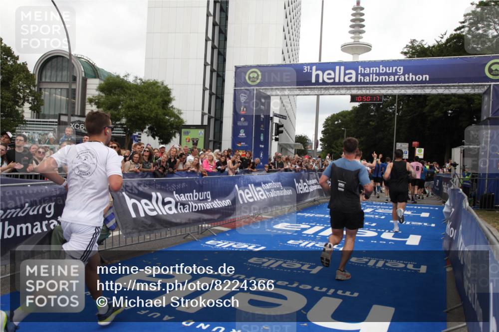 29.06.2025 - hella hamburg halbmarathon Michael Strokosch http://msf.ph/oto/8224366 29.06.2025 10:50:16 Ziel 1119, 1507, 3296, 3562, 7176, 7930, 7932, 8313, 8921, 10371, 11607, 12203, 12235, 13282, 14257, 15620, 18228, 18657, 18658, 18811, 19040 meine-sportfotos.de