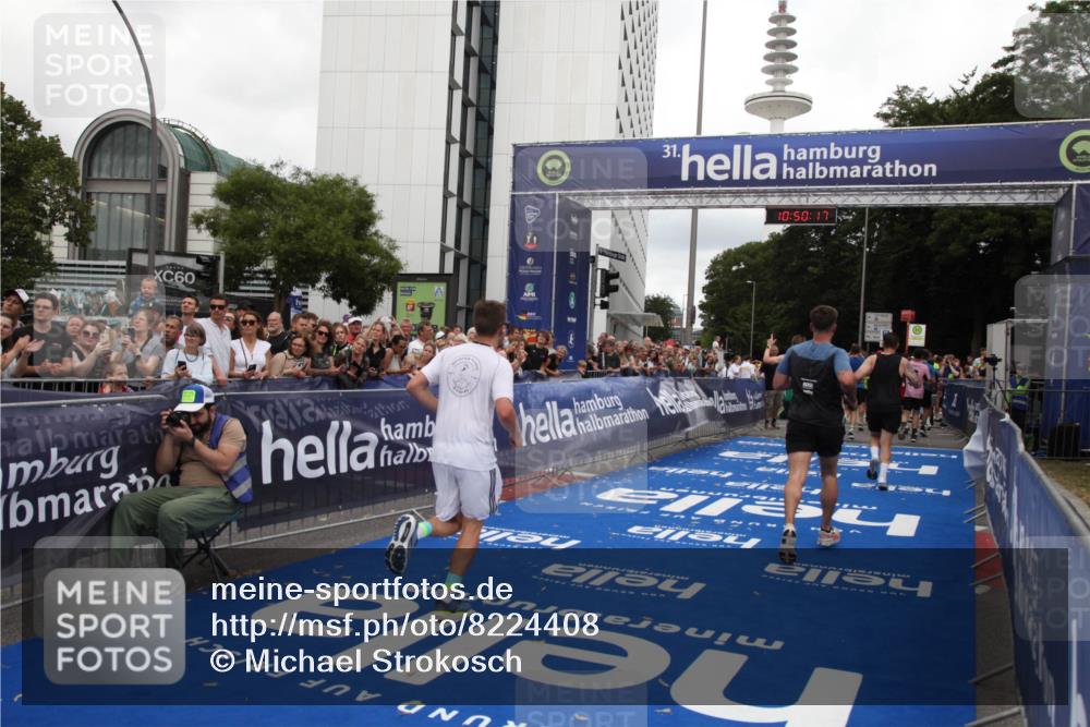 29.06.2025 - hella hamburg halbmarathon Michael Strokosch http://msf.ph/oto/8224408 29.06.2025 10:50:16 Ziel 1119, 1507, 3296, 3562, 7176, 7930, 7932, 8313, 8921, 10371, 11607, 12203, 12235, 13282, 14257, 15620, 18228, 18657, 18658, 18811, 19040 meine-sportfotos.de