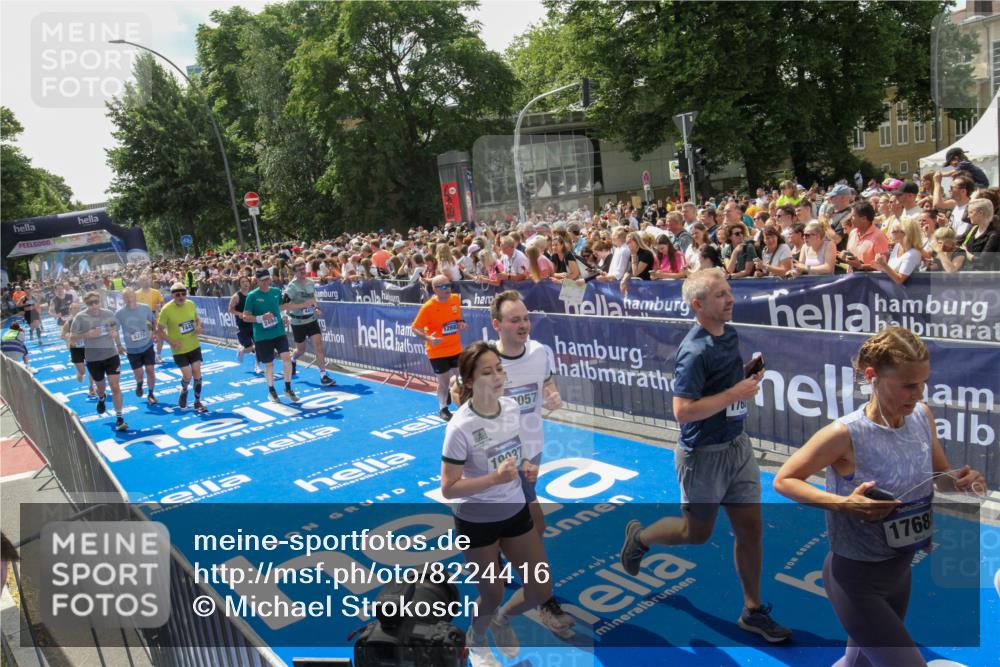 29.06.2025 - hella hamburg halbmarathon Michael Strokosch http://msf.ph/oto/8224416 29.06.2025 11:42:13 Ziel 2494, 3679, 4411, 5186, 7445, 8486, 8712, 9379, 12883, 13299, 16021, 16239, 17687, 17688, 18366, 19037, 19057 meine-sportfotos.de