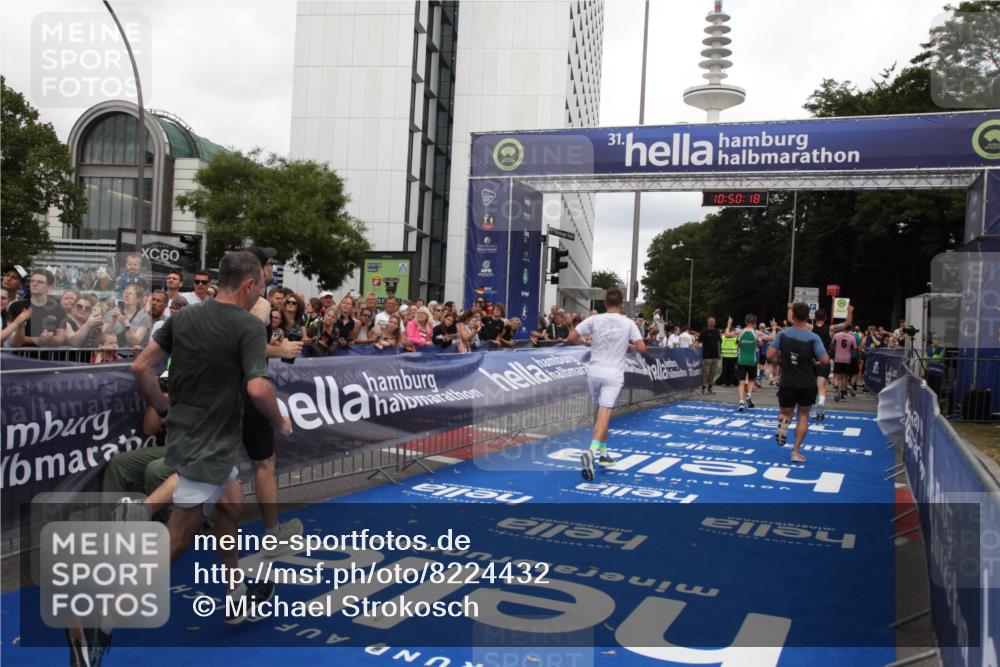 29.06.2025 - hella hamburg halbmarathon Michael Strokosch http://msf.ph/oto/8224432 29.06.2025 10:50:17 Ziel 1119, 3296, 7176, 7930, 7932, 8313, 8921, 10371, 11607, 12235, 13282, 13690, 15620, 18499, 18811, 19040 meine-sportfotos.de