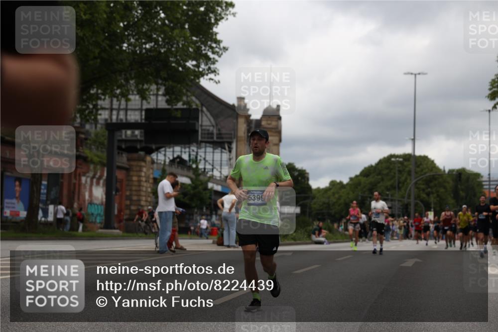 29.06.2025 - hella hamburg halbmarathon Yannick Fuchs http://msf.ph/oto/8224439 29.06.2025 10:46:24 20KM 2287, 2595, 3715, 4557, 4558, 4837, 5032, 5093, 5116, 5378, 5399, 5482, 6164, 6390, 6561, 6562, 7130, 7312, 7475, 7732, 7896, 8139, 8172, 8316, 8661, 8720, 8977, 9093, 9145, 9876, 10115, 11459, 12135, 13301, 13327, 14300, 14791, 15001, 15144, 15275, 15427, 15446, 15506, 15690, 16320, 16357, 17773, 18801 meine-sportfotos.de
