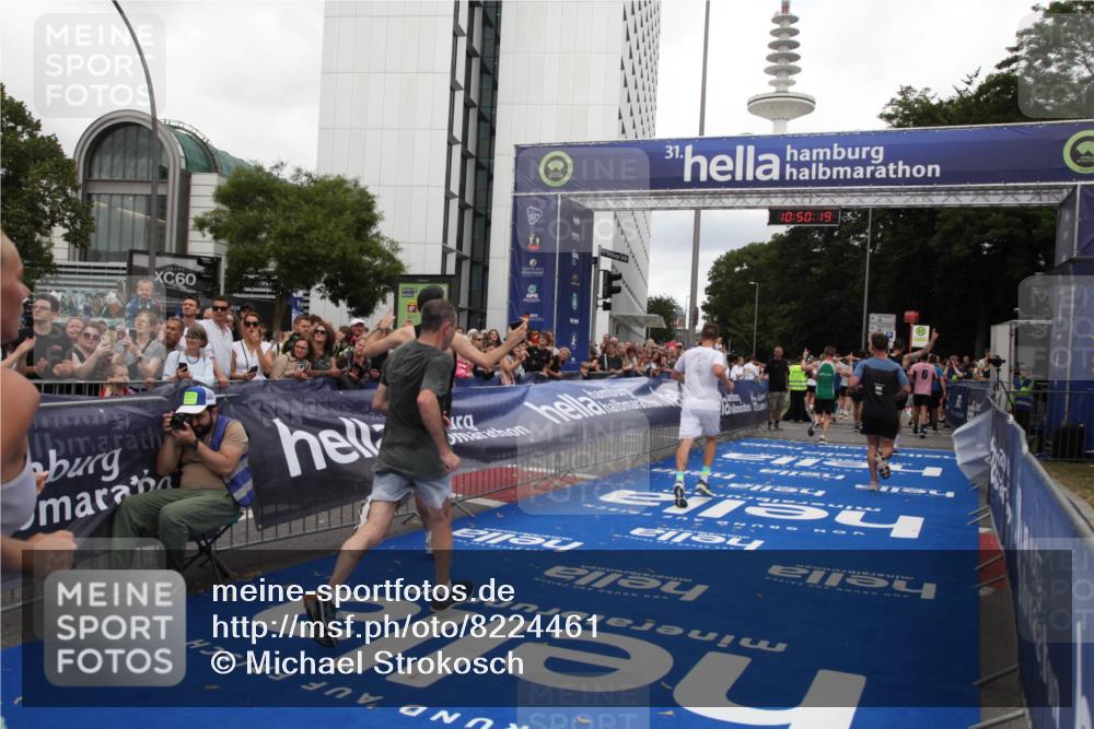 29.06.2025 - hella hamburg halbmarathon Michael Strokosch http://msf.ph/oto/8224461 29.06.2025 10:50:17 Ziel 1119, 3296, 7176, 7930, 7932, 8313, 8921, 10371, 11607, 12235, 13282, 13690, 15620, 18499, 18811, 19040 meine-sportfotos.de