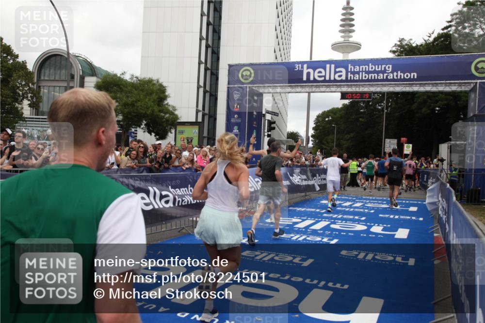 29.06.2025 - hella hamburg halbmarathon Michael Strokosch http://msf.ph/oto/8224501 29.06.2025 10:50:18 Ziel 1119, 3296, 4933, 7176, 7930, 7932, 8921, 10371, 11607, 12235, 13609, 13690, 15620, 16000, 18499, 18811, 19040 meine-sportfotos.de