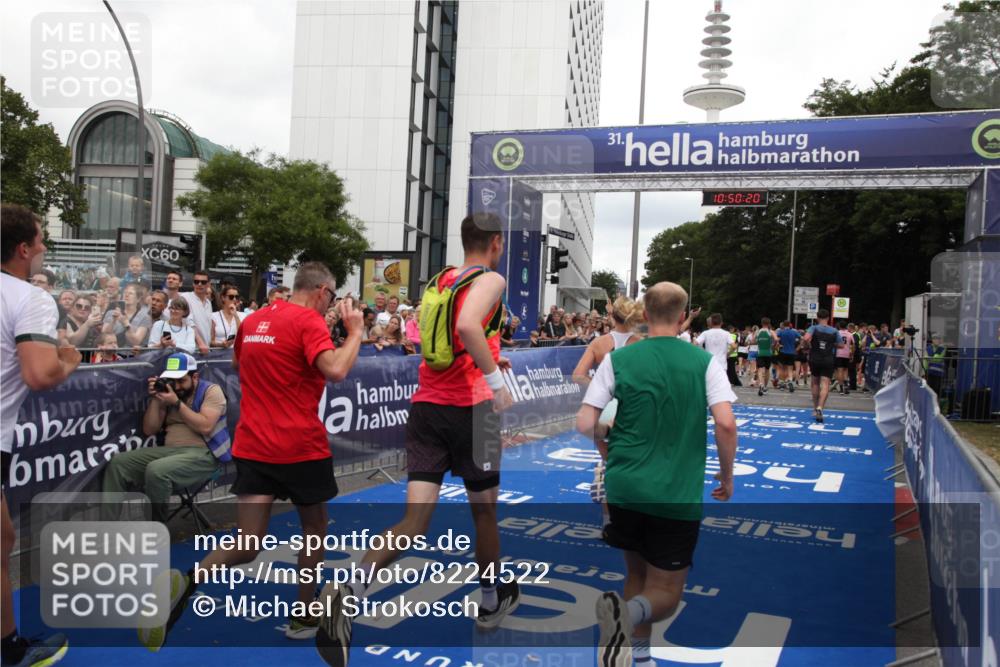 29.06.2025 - hella hamburg halbmarathon Michael Strokosch http://msf.ph/oto/8224522 29.06.2025 10:50:19 Ziel 1119, 3296, 4933, 7176, 7930, 7932, 8921, 10371, 11607, 12235, 12949, 13609, 13690, 15620, 16000, 16242, 18499, 18811, 19040 meine-sportfotos.de