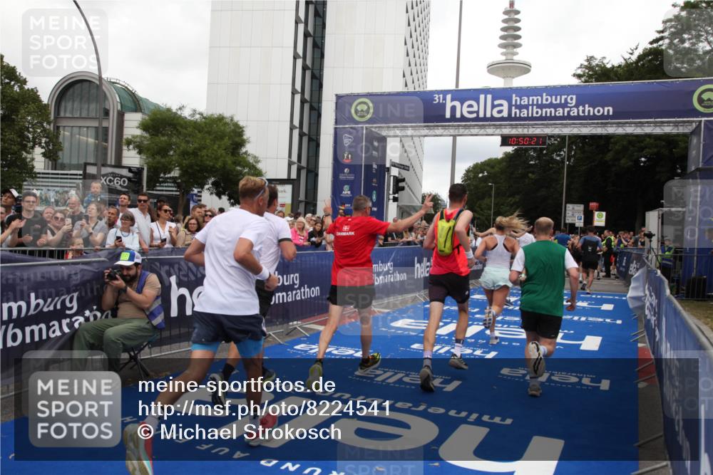 29.06.2025 - hella hamburg halbmarathon Michael Strokosch http://msf.ph/oto/8224541 29.06.2025 10:50:19 Ziel 1119, 3296, 4933, 7176, 7930, 7932, 8921, 10371, 11607, 12235, 12949, 13609, 13690, 15620, 16000, 16242, 18499, 18811, 19040 meine-sportfotos.de