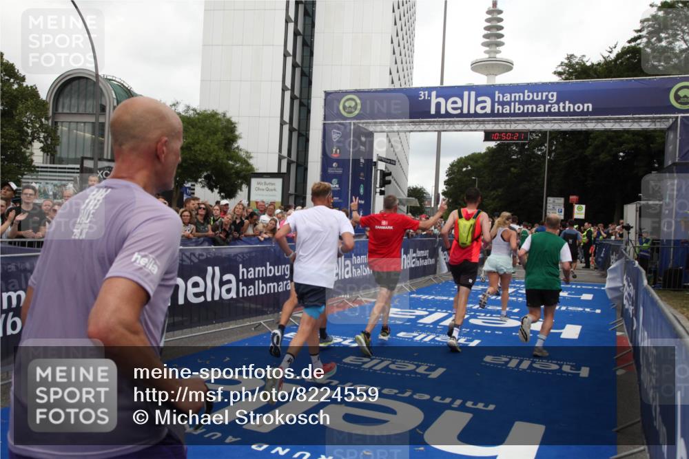 29.06.2025 - hella hamburg halbmarathon Michael Strokosch http://msf.ph/oto/8224559 29.06.2025 10:50:20 Ziel 1119, 4933, 7930, 7932, 8921, 10371, 11607, 12235, 12949, 13609, 13690, 15620, 16000, 16242, 18499, 18811, 19040 meine-sportfotos.de