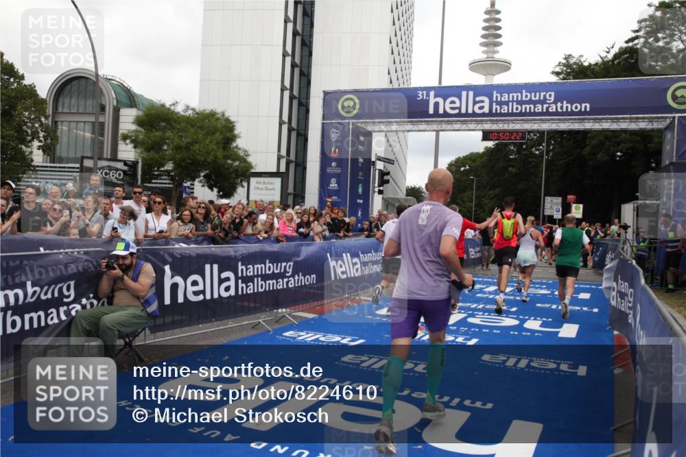 29.06.2025 - hella hamburg halbmarathon Michael Strokosch http://msf.ph/oto/8224610 29.06.2025 10:50:21 Ziel 1119, 4933, 7930, 7932, 8921, 10371, 11607, 12949, 13609, 13690, 14034, 15620, 16000, 16242, 18499, 18811, 19040 meine-sportfotos.de