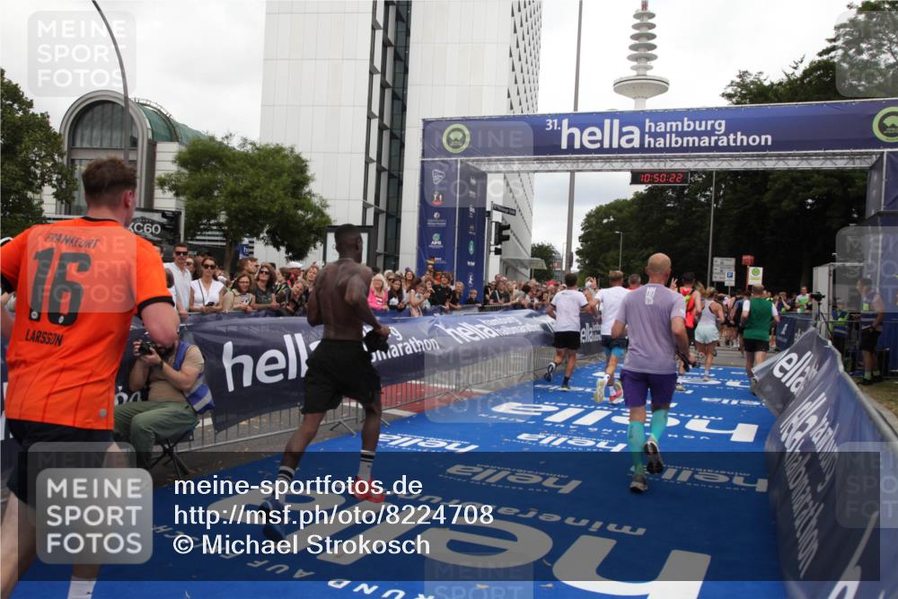 29.06.2025 - hella hamburg halbmarathon Michael Strokosch http://msf.ph/oto/8224708 29.06.2025 10:50:21 Ziel 1119, 4933, 7930, 7932, 8921, 10371, 11607, 12949, 13609, 13690, 14034, 15620, 16000, 16242, 18499, 18811, 19040 meine-sportfotos.de