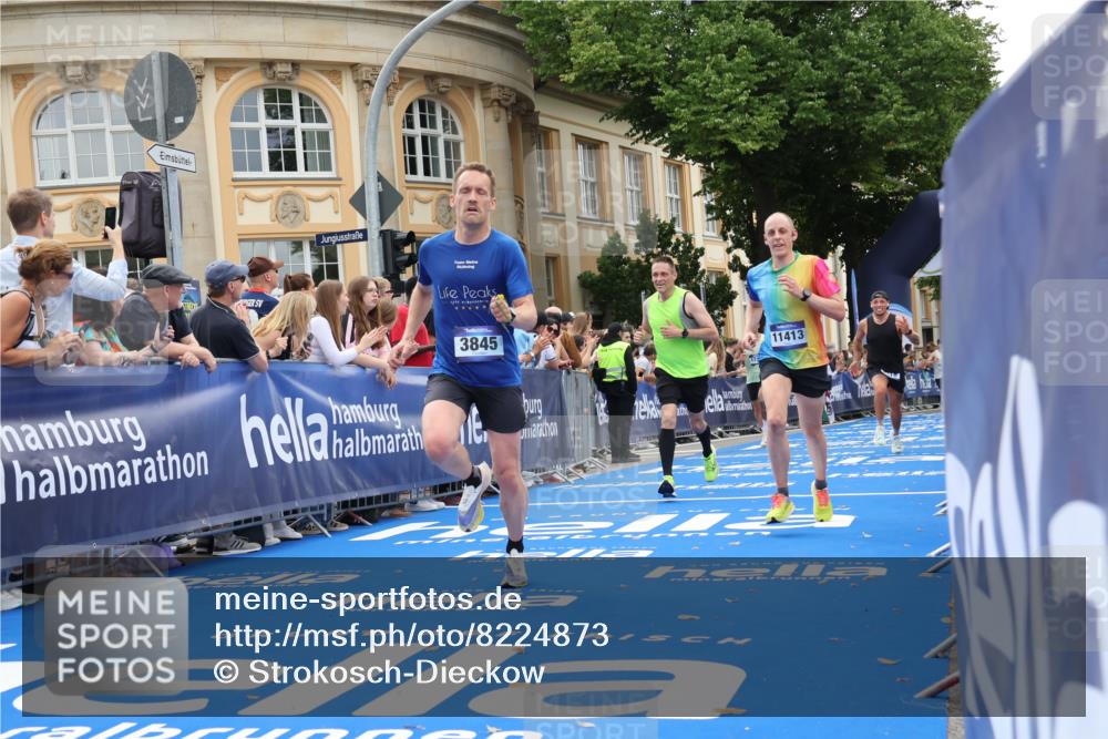 29.06.2025 - hella hamburg halbmarathon Strokosch-Dieckow http://msf.ph/oto/8224873 29.06.2025 10:30:37 Ziel 2460, 2851, 3845, 7231, 7481, 8318, 11413, 12049, 15253, 17322, 18235 meine-sportfotos.de