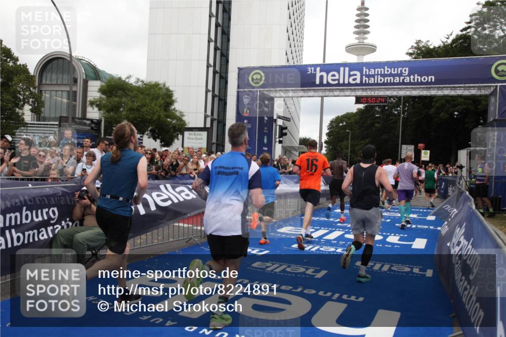 29.06.2025 - hella hamburg halbmarathon Michael Strokosch http://msf.ph/oto/8224891 29.06.2025 10:50:23 Ziel 4247, 4933, 7930, 7932, 8899, 8921, 12949, 13609, 13690, 14034, 15620, 16000, 16242, 18499, 18811, 19040 meine-sportfotos.de
