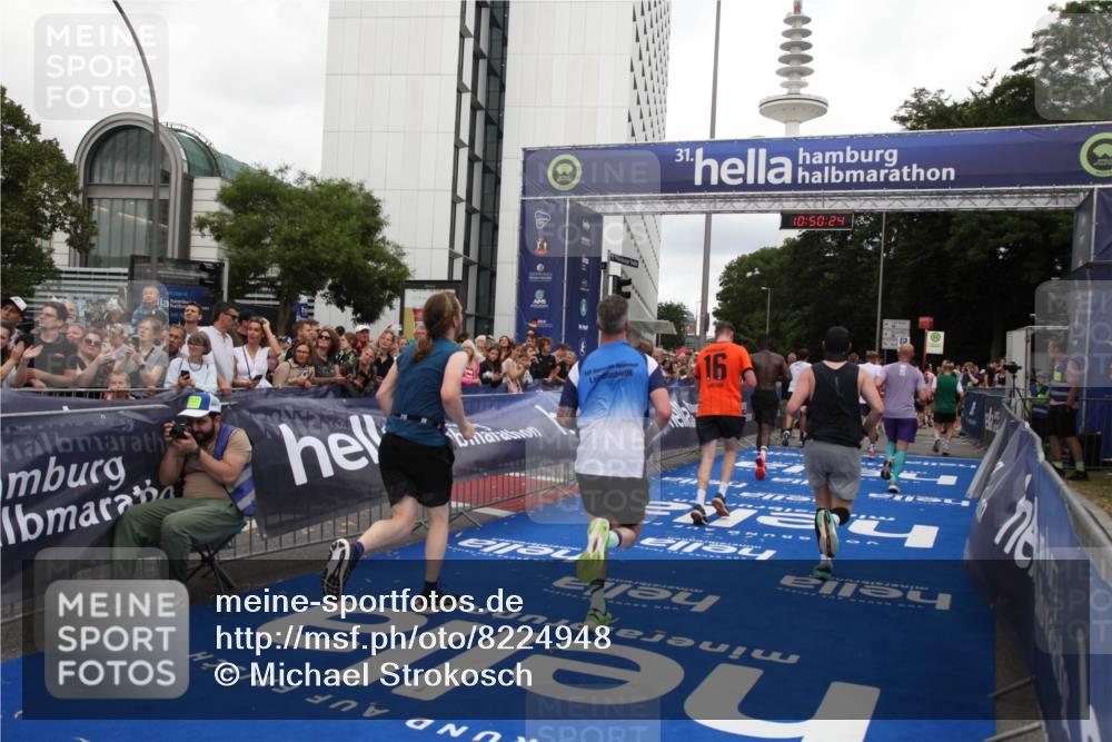 29.06.2025 - hella hamburg halbmarathon Michael Strokosch http://msf.ph/oto/8224948 29.06.2025 10:50:23 Ziel 4247, 4933, 7930, 7932, 8899, 8921, 12949, 13609, 13690, 14034, 15620, 16000, 16242, 18499, 18811, 19040 meine-sportfotos.de