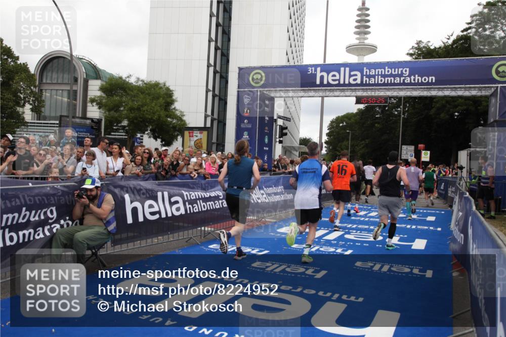 29.06.2025 - hella hamburg halbmarathon Michael Strokosch http://msf.ph/oto/8224952 29.06.2025 10:50:23 Ziel 4247, 4933, 7930, 7932, 8899, 8921, 12949, 13609, 13690, 14034, 15620, 16000, 16242, 18499, 18811, 19040 meine-sportfotos.de